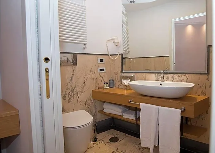 Accademia Hotel 3*
